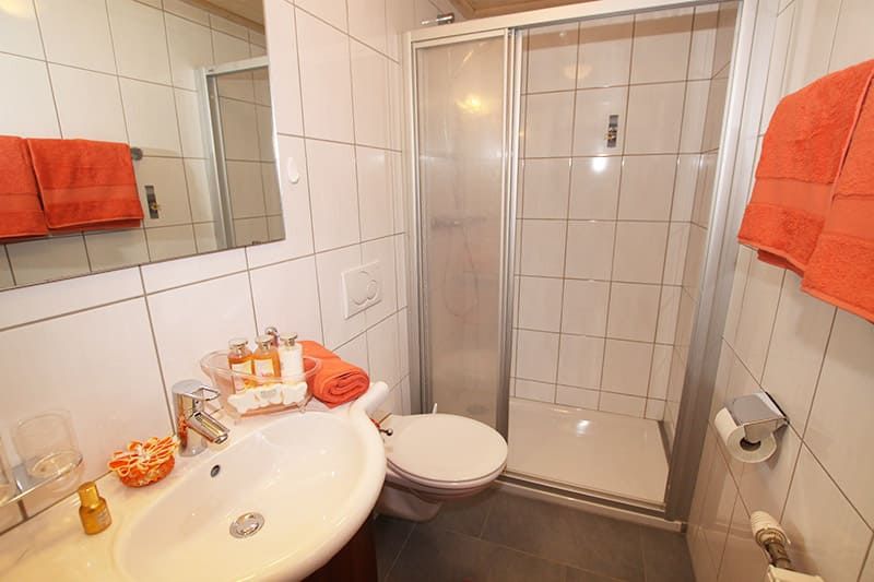 Dreibettzimmer mit Dusche und WC im Haus Grünbergblick Mieming Tirol