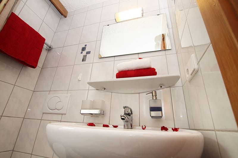 Dreibettzimmer mit Dusche und WC Haus Grünbergblick Mieming Tirol