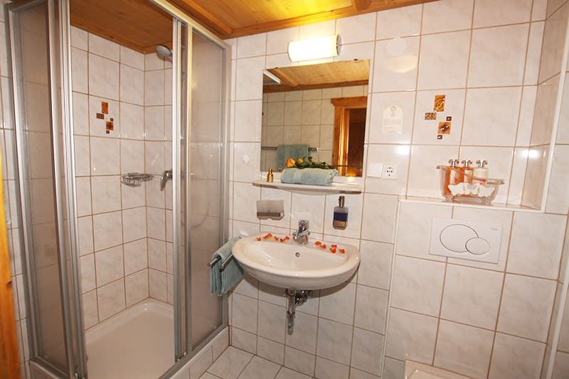 Doppelzimmer mit Dusche und WC im Haus Grünbergblick Mieming Tirol